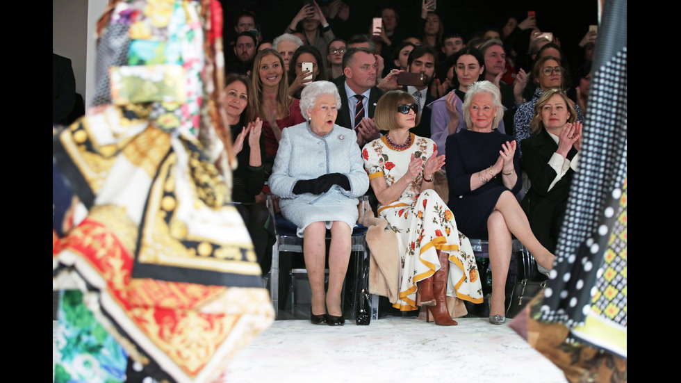 ЗА ПРЪВ ПЪТ: Елизабет II присъства на Седмицата на модата
