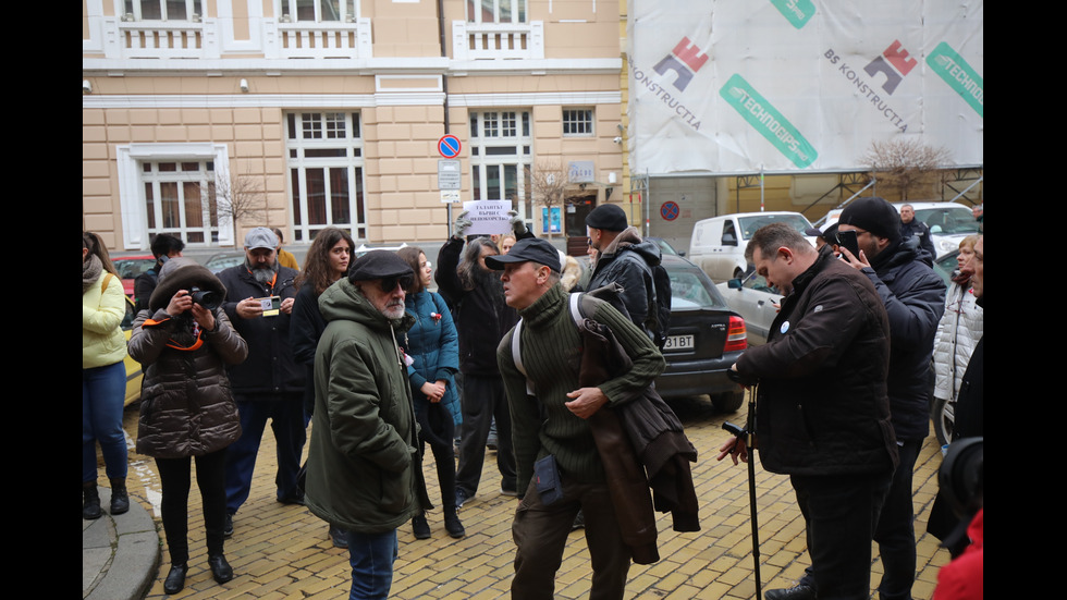 Протест пред Народния театър "Иван Вазов" в защита на Морфов