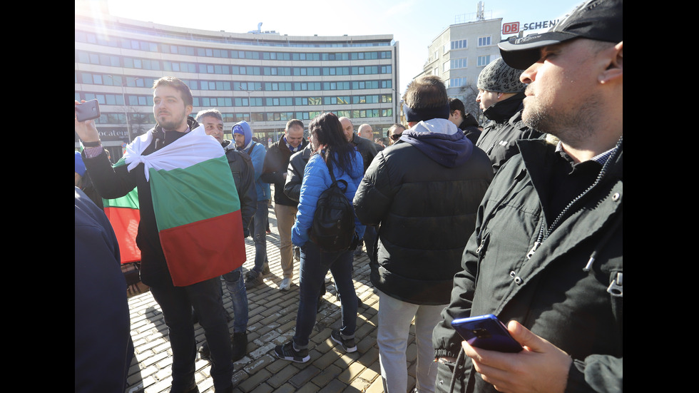 Фенове на „Левски” на протест пред парламента