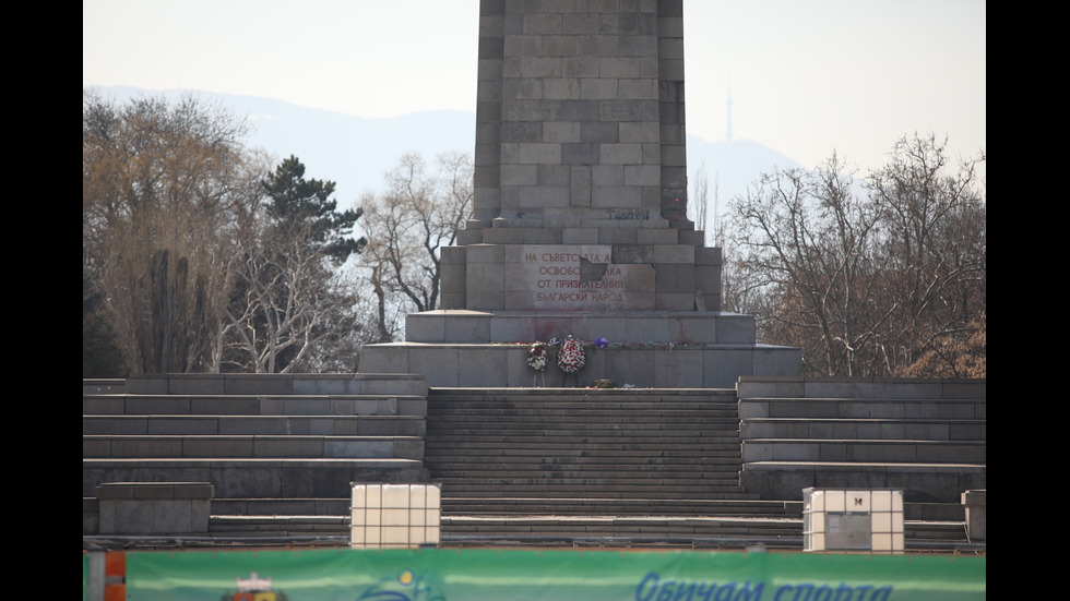 Разбиха плочата на Паметника на Съветската армия в София