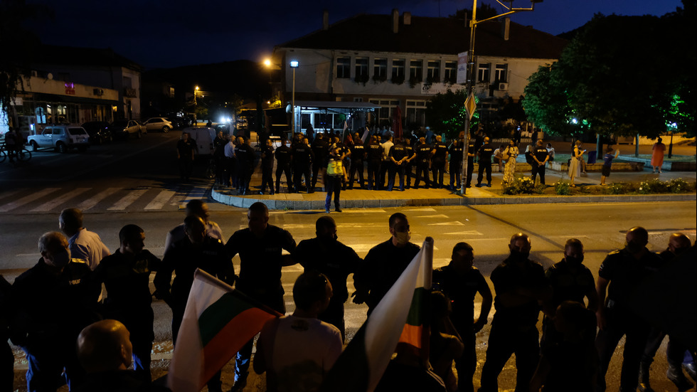 Протестиращи блокираха Е-79 при Кресна