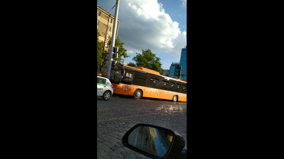 КАТАСТРОФА В СОФИЯ: Автобус се блъсна в стълб