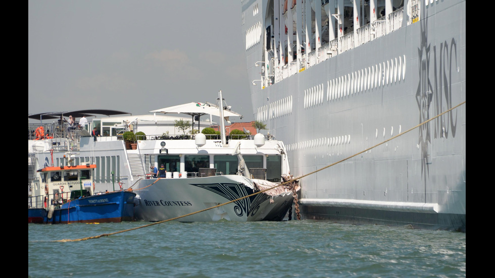 Круизен кораб се блъсна в катер във Венеция, има ранени