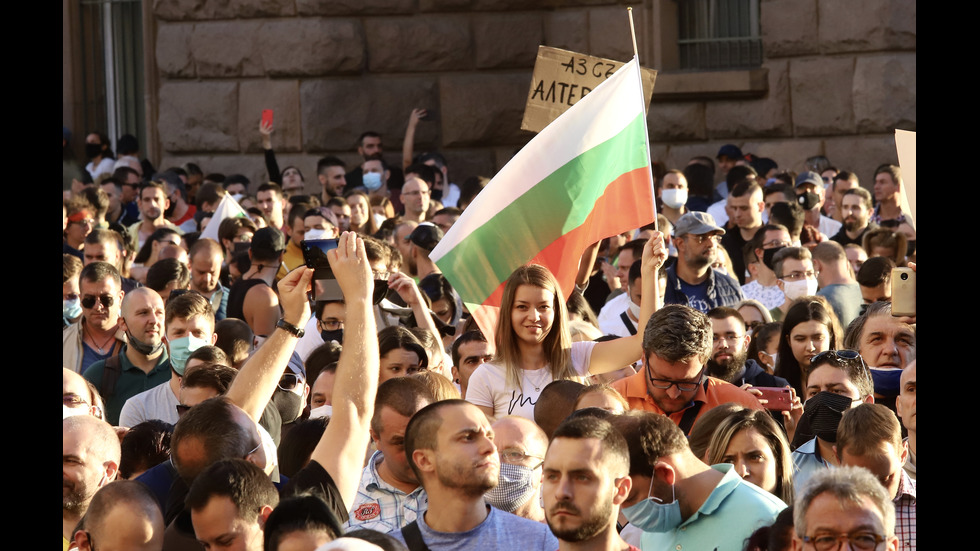 ПЕТИ ДЕН ПРОТЕСТИ: Продължават шествията в центъра на София