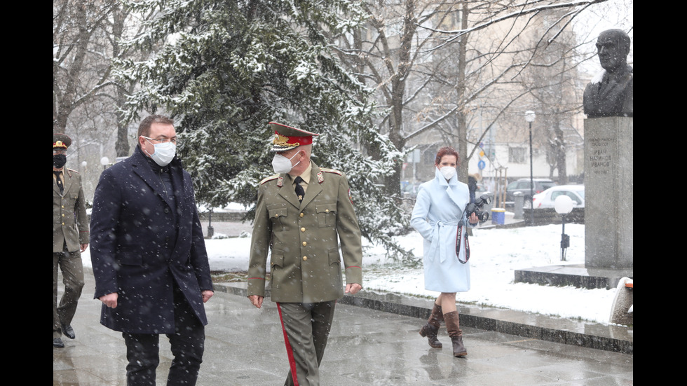 С ВОЙ НА СИРЕНИ: Почетоха паметта на починалите от COVID-19 медици