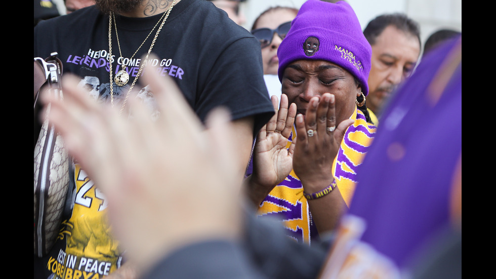 Хиляди се простиха с Коби Брайънт