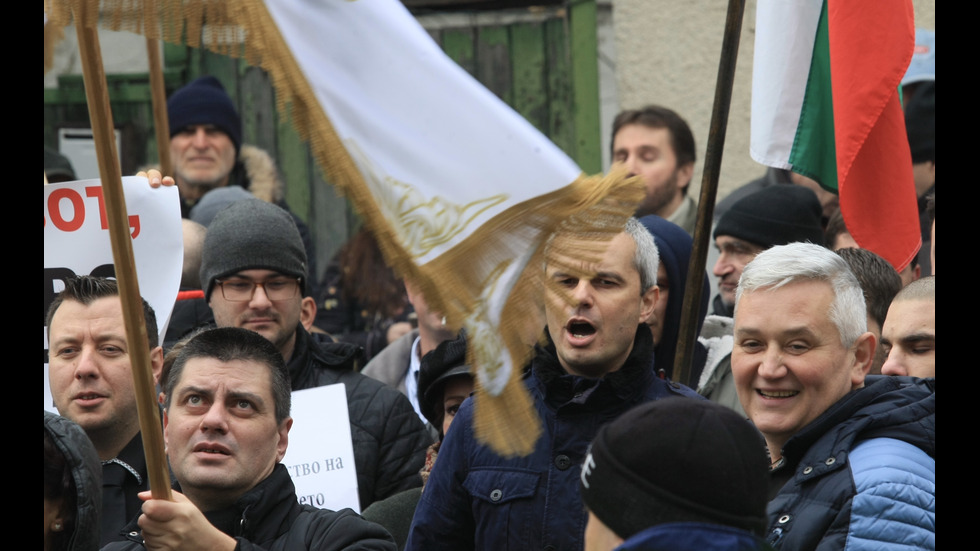 Протест пред сградата на МРРБ