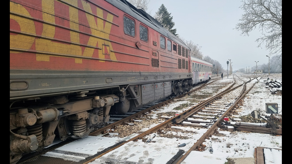 Пътнически влак дерайлира в Добричко