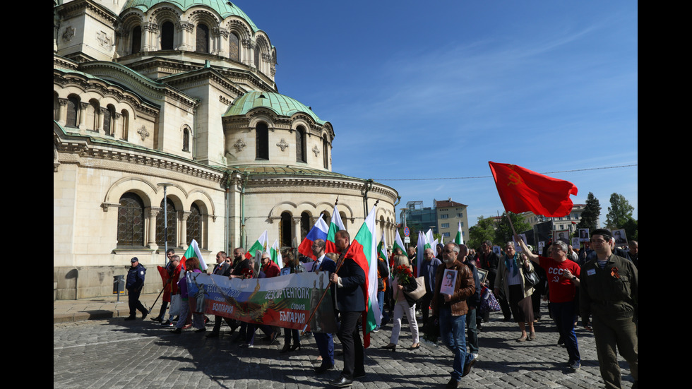 Нарисуваха украинското знаме върху Паметника на Съветската армия