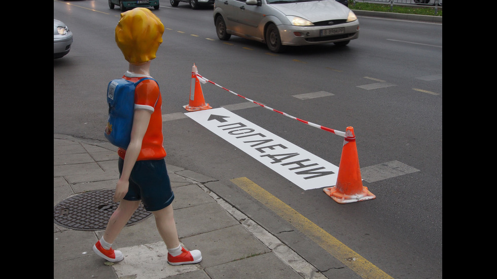 Надписи „Погледни” подсещат пешеходците във Варна да се огледат