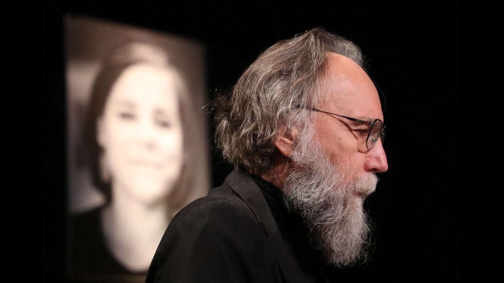 Поклонението пред Даря Дугина