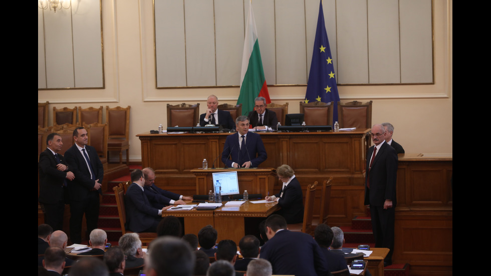 Скандал в парламента, отстраниха депутат от ПП от пленарната зала