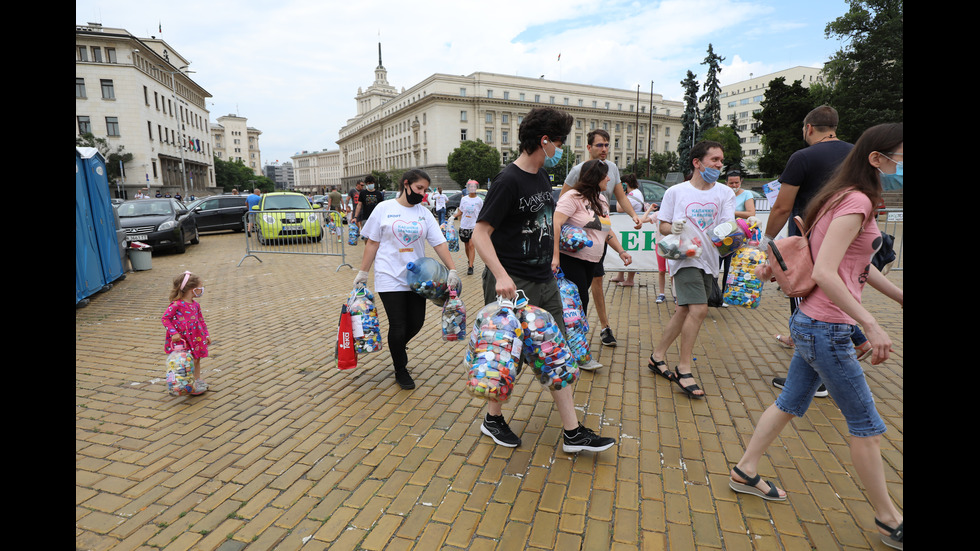 Стотици в София предават капачки на кампанията „Капачки за бъдеще”