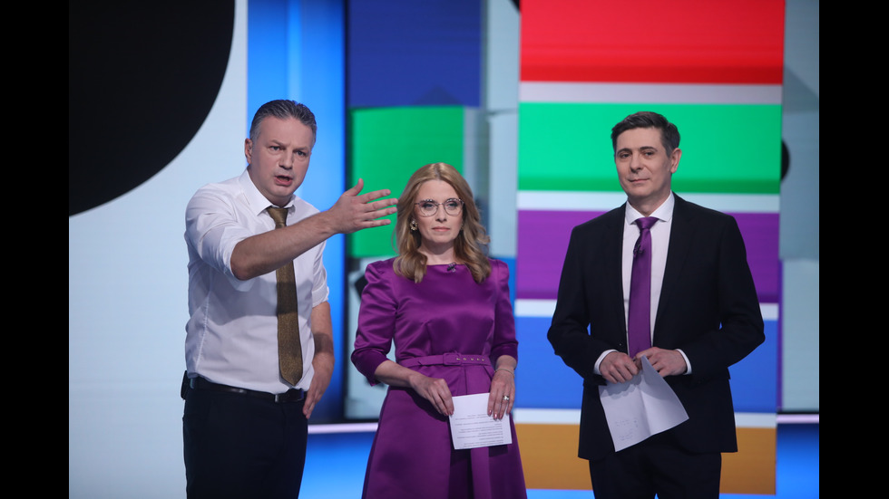 ЗАД КАДЪР: Изборният ден по NOVA В СНИМКИ