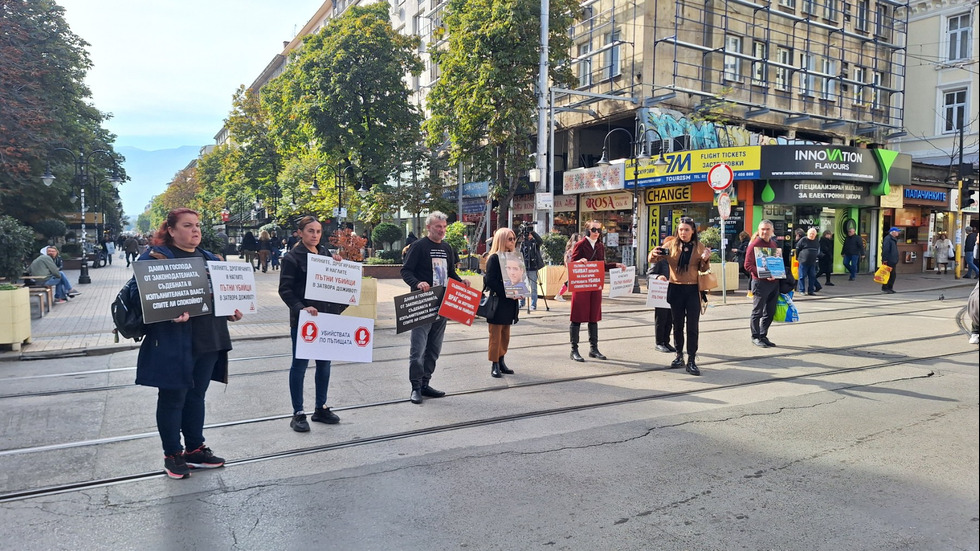 Родители на деца, изгубили живота си на пътя, блокираха централна улица в София