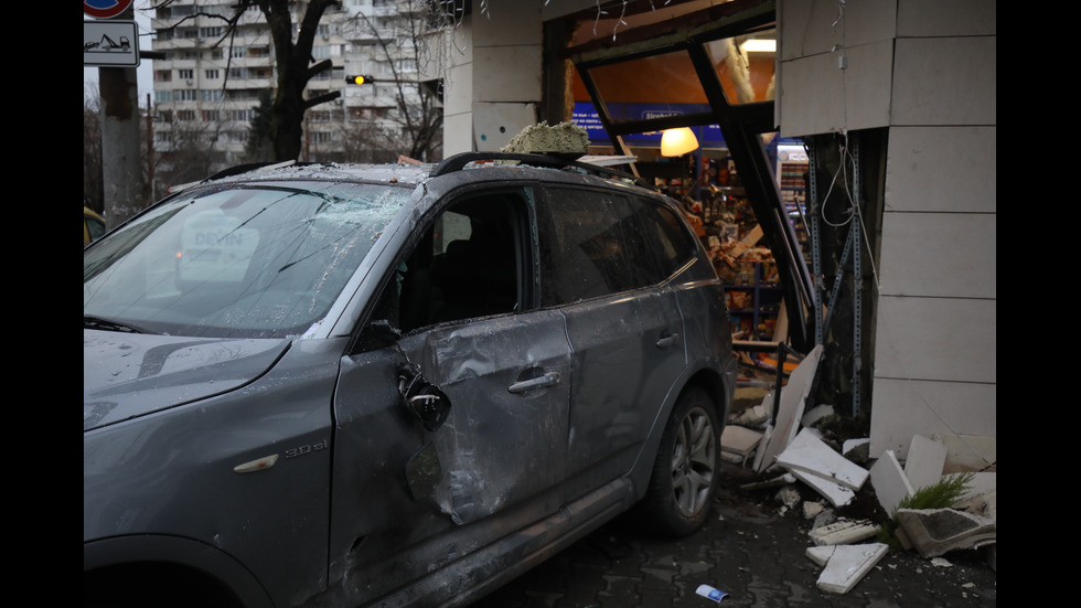 Кола се вряза в магазин в София, има пострадали
