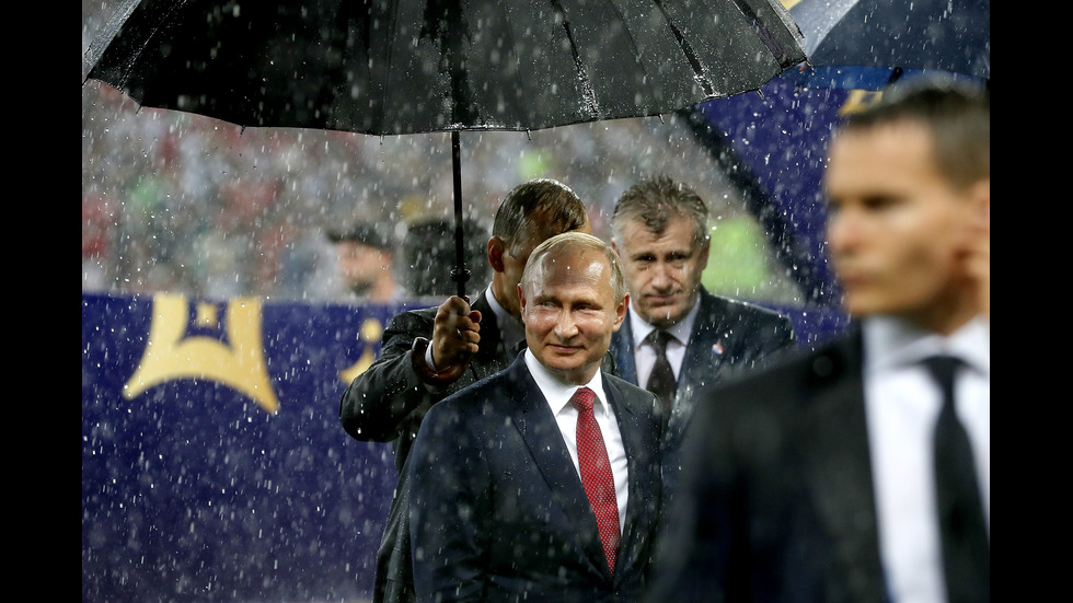 Трима президенти и един чадър на финала на Световното