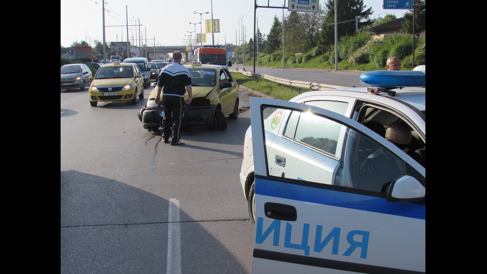 Пътничка в таксиметров автомобил пострада при катастрофа в Русе