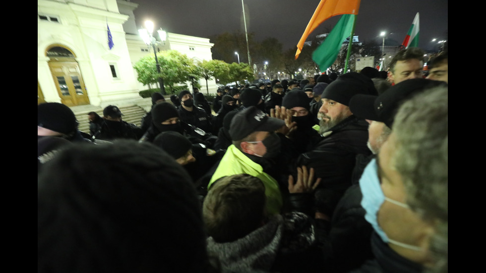 Протестиращи блокираха площад Народно събрание