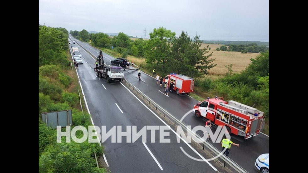 Камион събори предпазна рамка