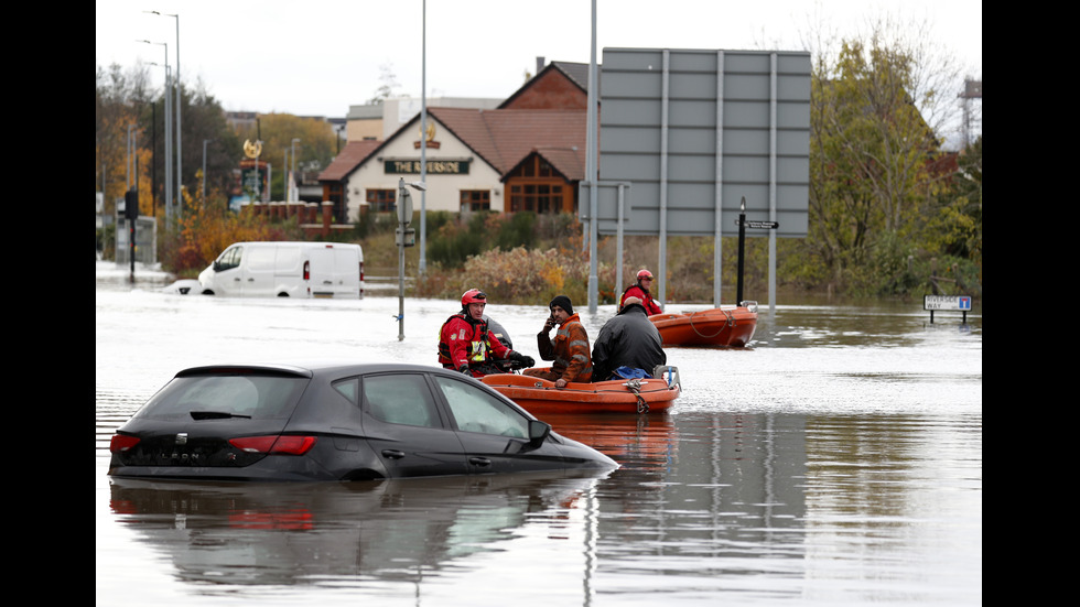 Проливни дъждове в Англия блокираха посетители в мол и наводниха улици