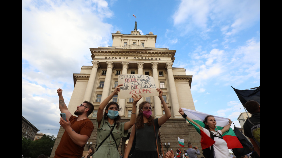 Шестият протест в София започна без напрежение