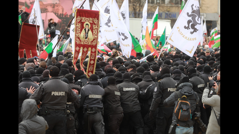 "Възраждане" организира протест срещу зеления сертификат, докараха водно оръдие пред НС
