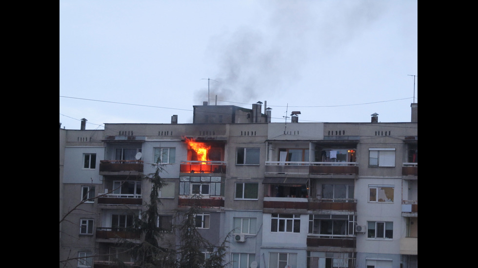 Евакуираха няколко семейства заради пожар в жилищен блок