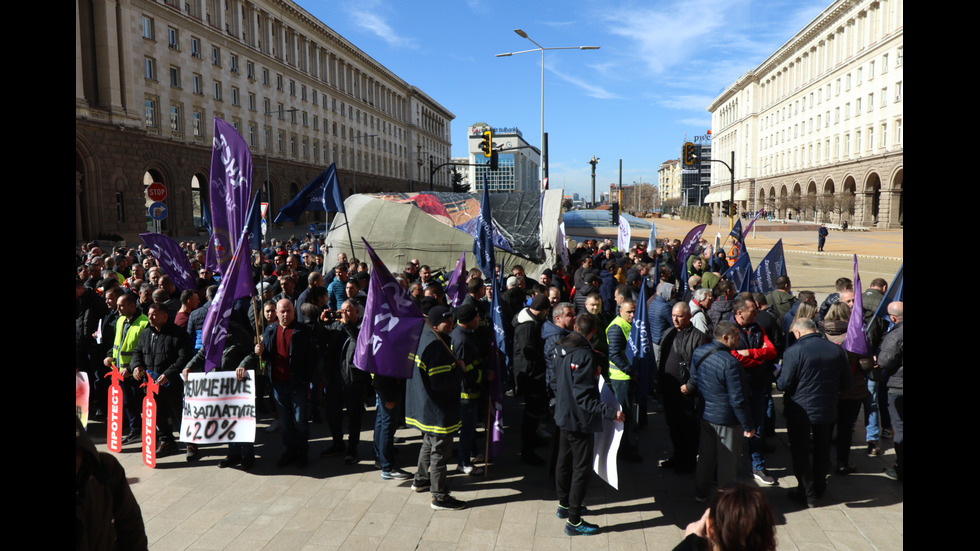 Пожарникари и полицаи от цялата страна излизат на протест в София