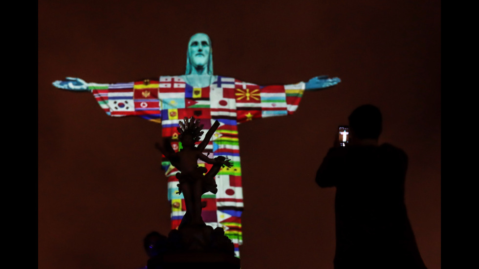 „Облякоха” в лекарски халат Христос Спасителя в Рио