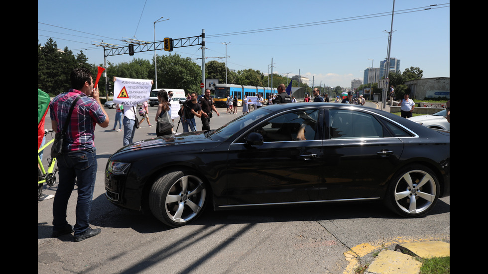 Група протестиращи блокира половин София