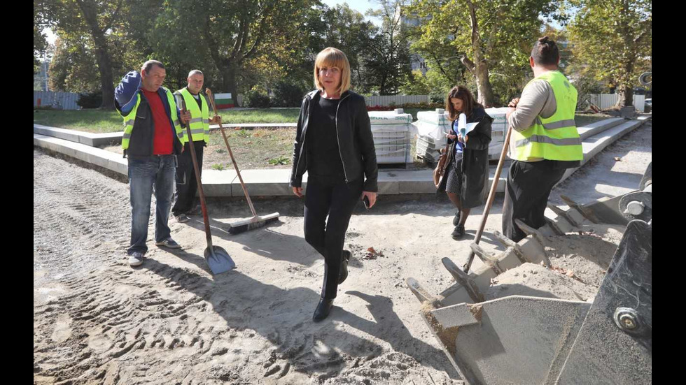 Кметът на София провери ремонта в градинката срещу Софийския университет