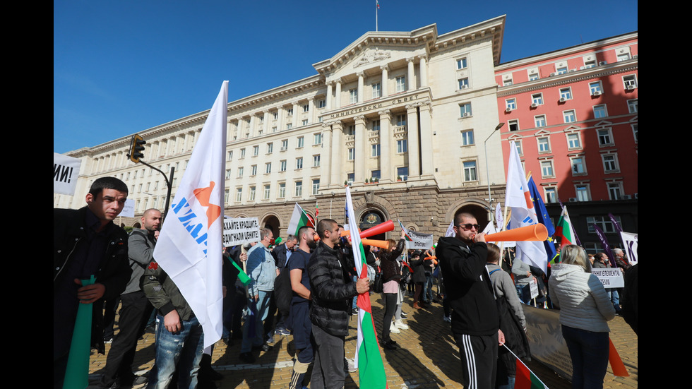 Бизнесът и синдикатите излязоха на протест