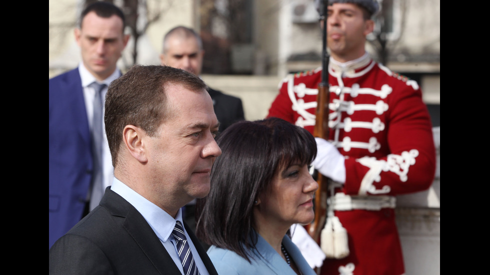 Медведев и Караянчева поднесоха цветя пред Паметника на Цар Освободител