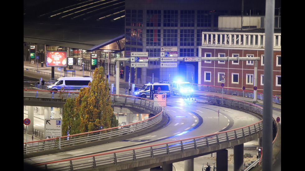 Въоръжен влетя с кола на летището в Хамбург