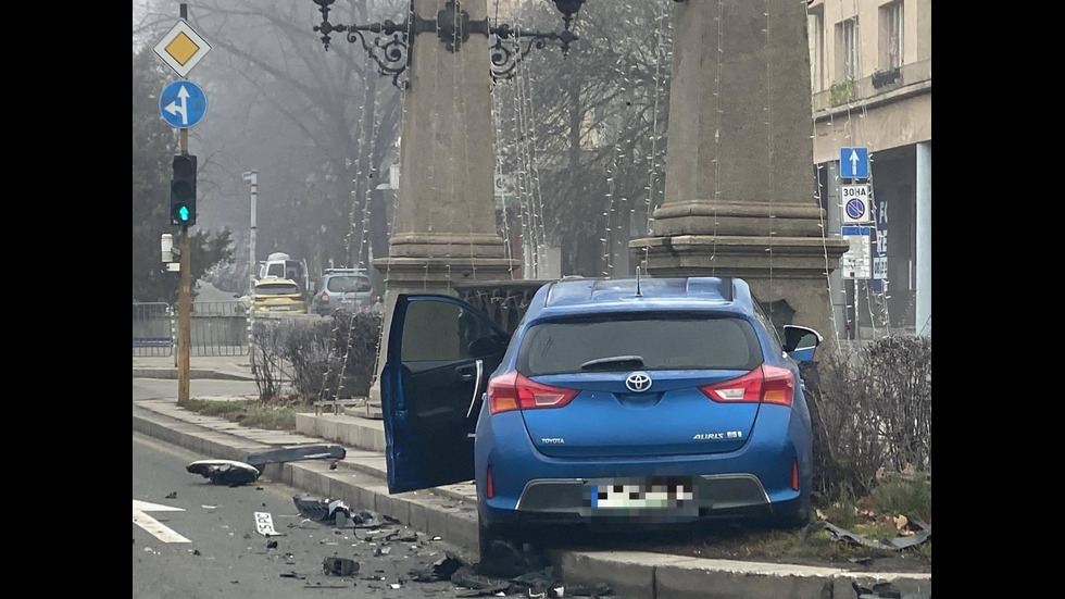 Катастрофа на Орлов мост, кола се заби в колоните