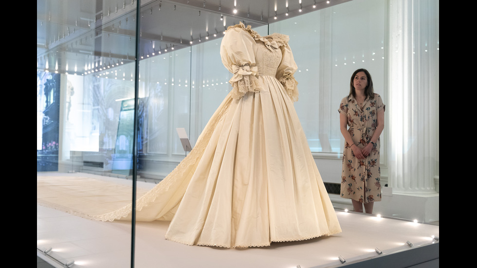 Показват сватбената рокля на принцеса Даяна на изложба