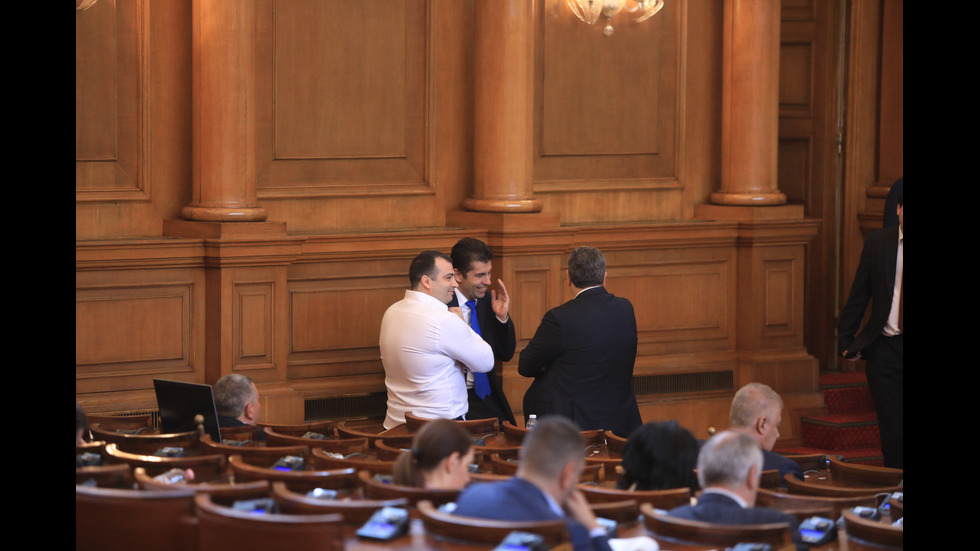 Парламентът обсъжда вота на недоверие към кабинета "Петков"
