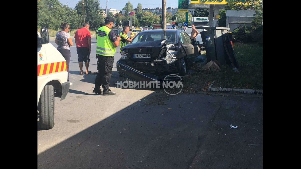 Кола се заби в бензиностанция в София