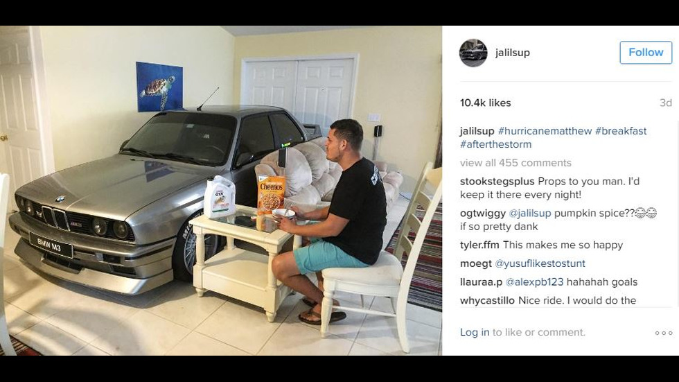 Мъж паркира колата си в хола