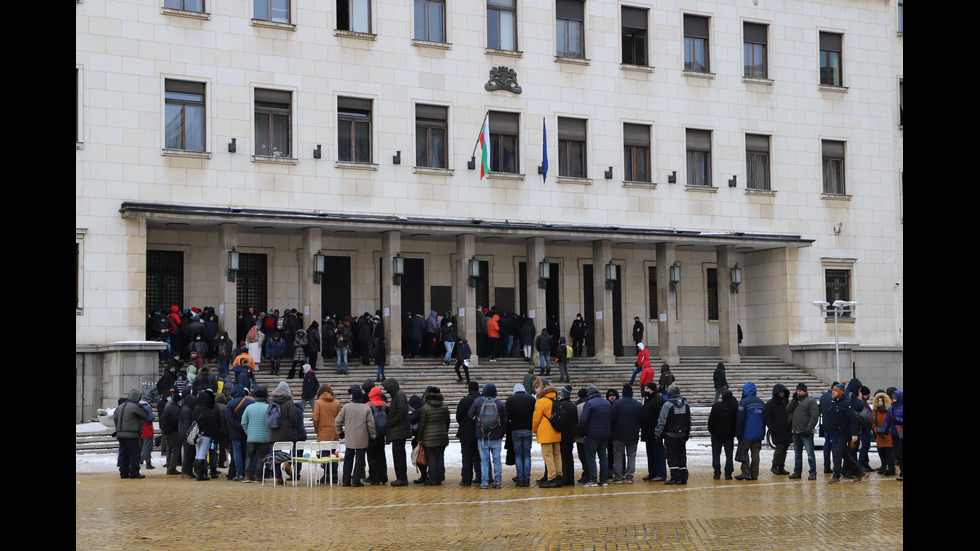 Опашка пред БНБ за монетата в памет на Стоянка Мутафова