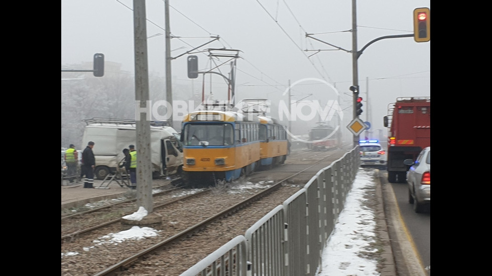 Бус удари трамвай на „Ботевградско шосе”