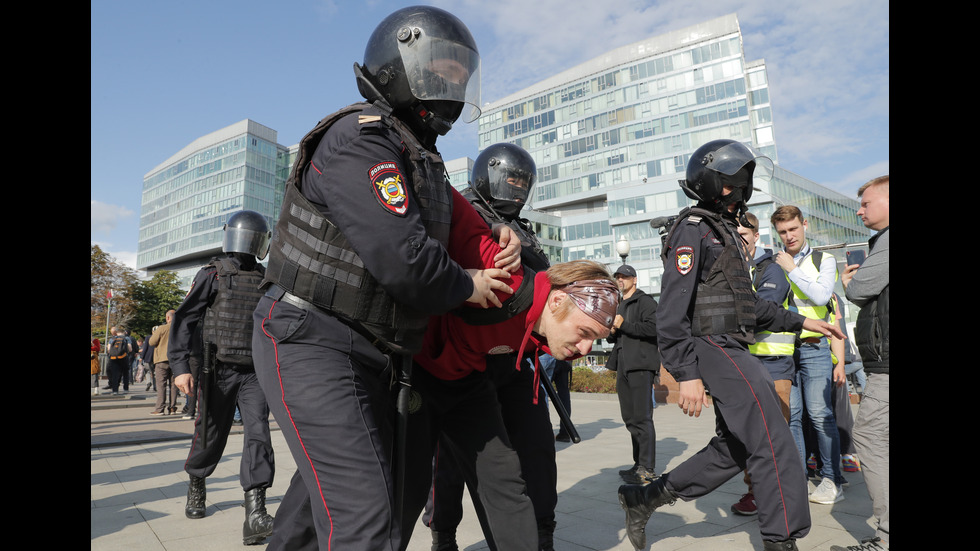 Близо 600 арестувани на протест в Москва