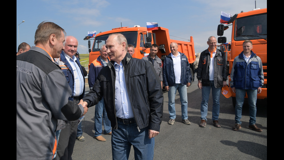 Путин подкара камион, откри спорния мост от Русия до Крим
