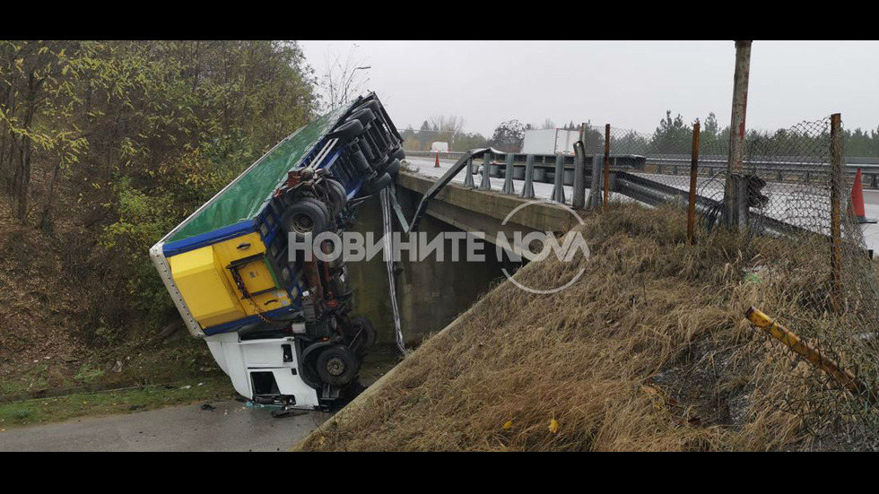 Тир се преобърна на магистрала „Тракия”