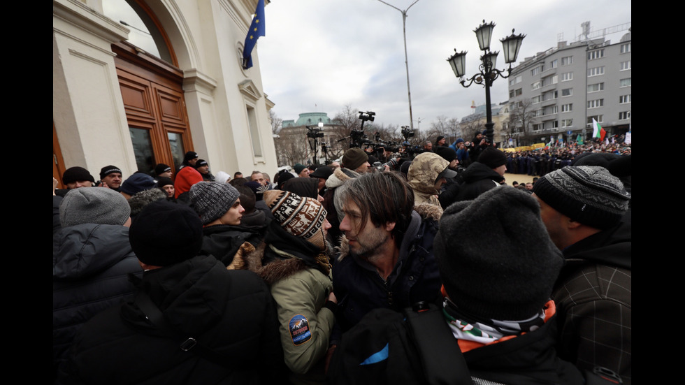 "Възраждане" организира протест срещу зеления сертификат, докараха водно оръдие пред НС