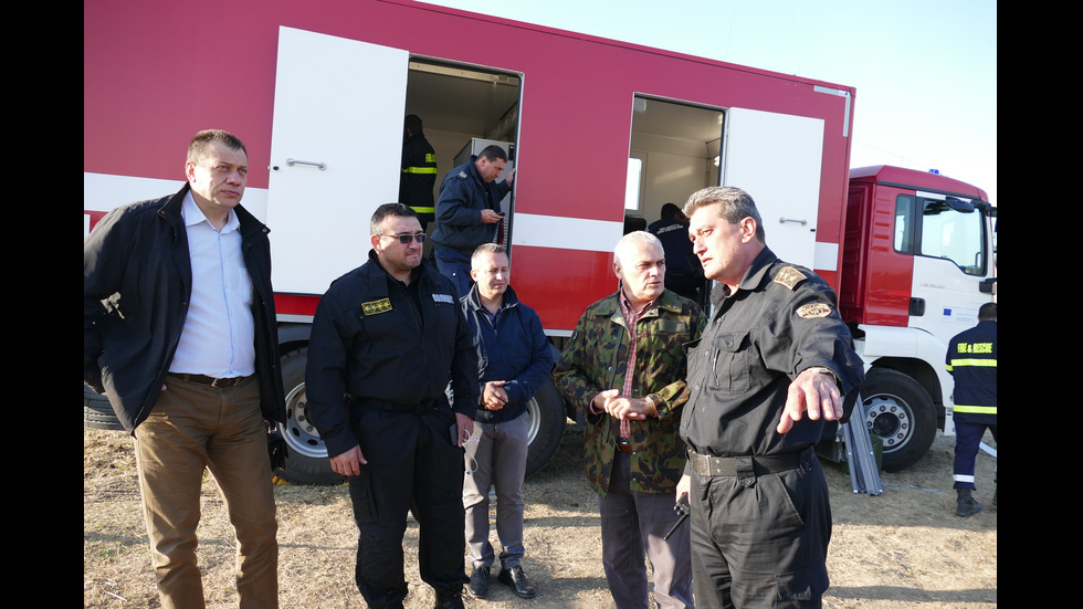 ПОЖАР НАД КРЕСНА: Евакуират хора, хеликоптери гасят огъня