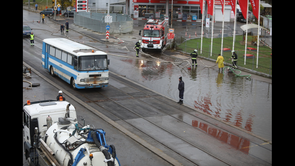 Наводнено кръстовище спря движението на няколко трамвайни линии в София