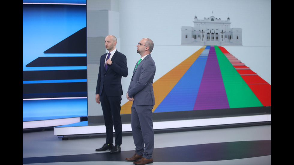 ЗАД КАДЪР: Изборният ден по NOVA В СНИМКИ