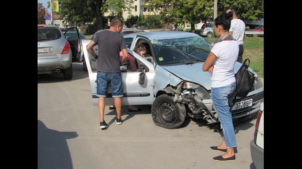Кола се обърна по таван в центъра на Русе